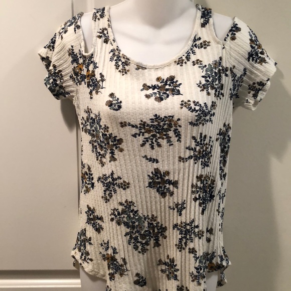EUC Lucky Brand Cold shoulder Cream w blue flowers Size Small - Picture 1 of 6